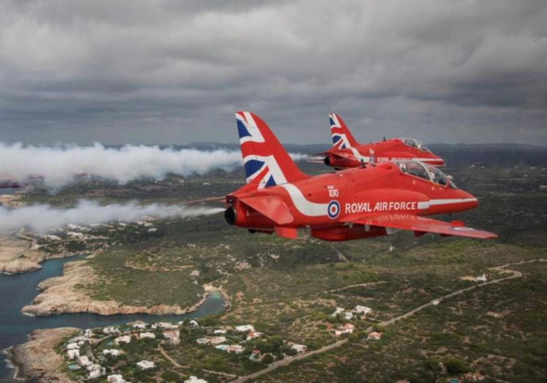 Los Red Arrows desafían a la lluvia y exhiben sus acrobacias