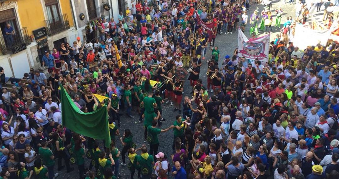 Los peñistas escuchan desde la plaza Mayor de Cuenca el pregón de Juan Carlos Aguilar de las fiestas de San Mateo 2018. Los peñistas escuchan desde la plaza Mayor de Cuenca el pregón de Juan Carlos Aguilar de las fiestas de San Mateo 2018.