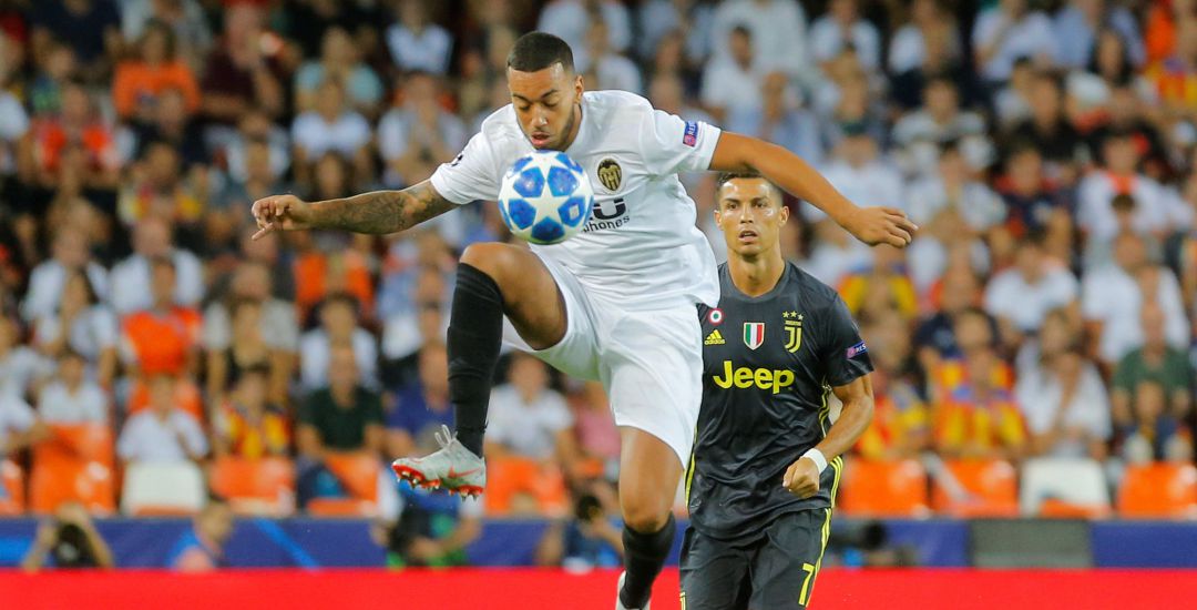 Rubén Vezo controla la pelota ante Cristiano Ronaldo Rubén Vezo controla la pelota ante Cristiano Ronaldo