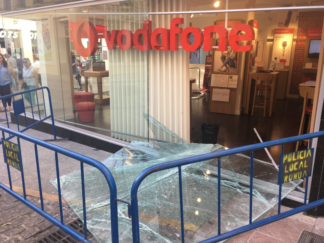 Lugar por donde accedieron los ladrones en la Calle Naranja. Lugar por donde accedieron los ladrones en la Calle Naranja.