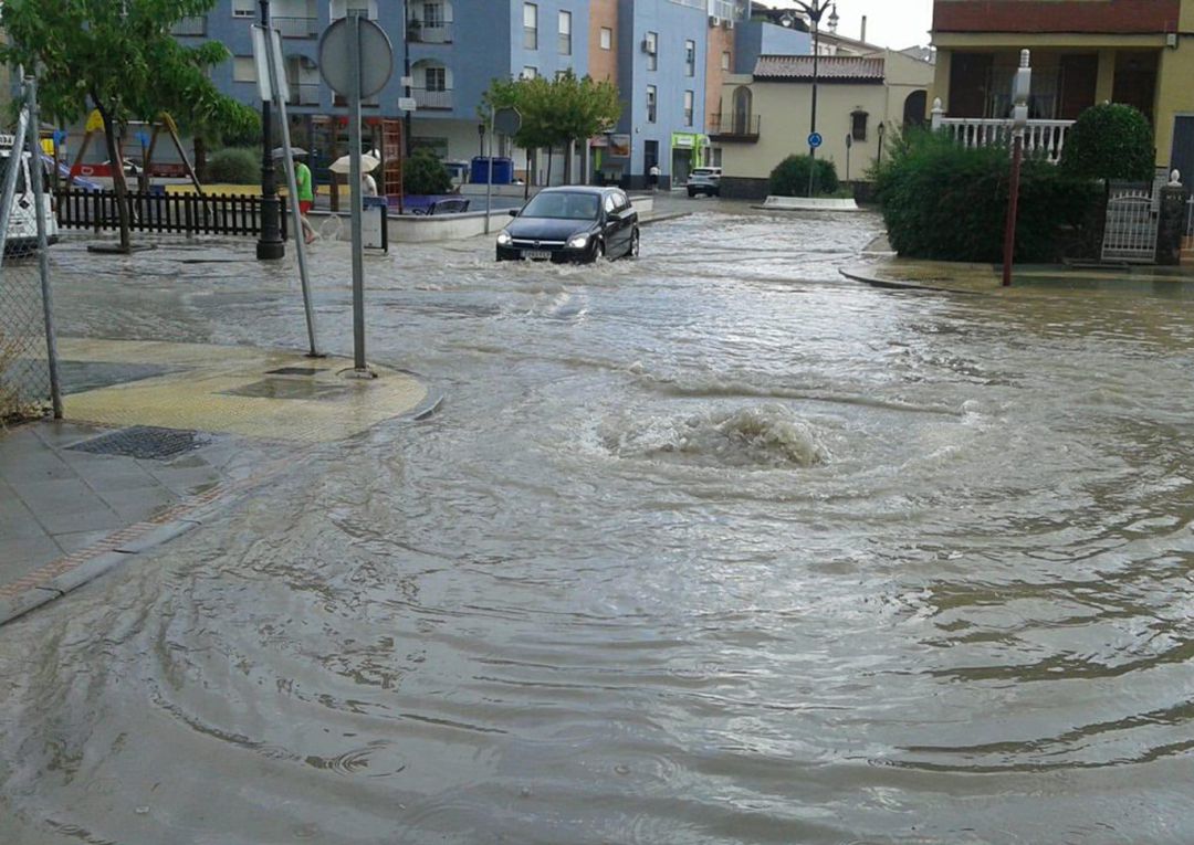 Imagen de las inundaciones de este miércoles en calles de Atarfe difundida por la Asociación del Voluntariado de Protección Civil y Emergencias de Granada Imagen de las inundaciones de este miércoles en calles de Atarfe difundida por la Asociación del Voluntariado de Protección Civil y Emergencias de Granada