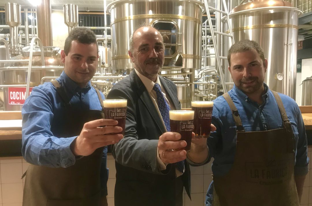 Los maestros cerveceros Juan Navarro (dcha) y Juan Jiménez (izqda) junto a Mauricio Domínguez-Adame, director de Responsabilidad Social Corporativa de Heineken España. Los maestros cerveceros Juan Navarro (dcha) y Juan Jiménez (izqda) junto a Mauricio Domínguez-Adame, director de Responsabilidad Social Corporativa de Heineken España.