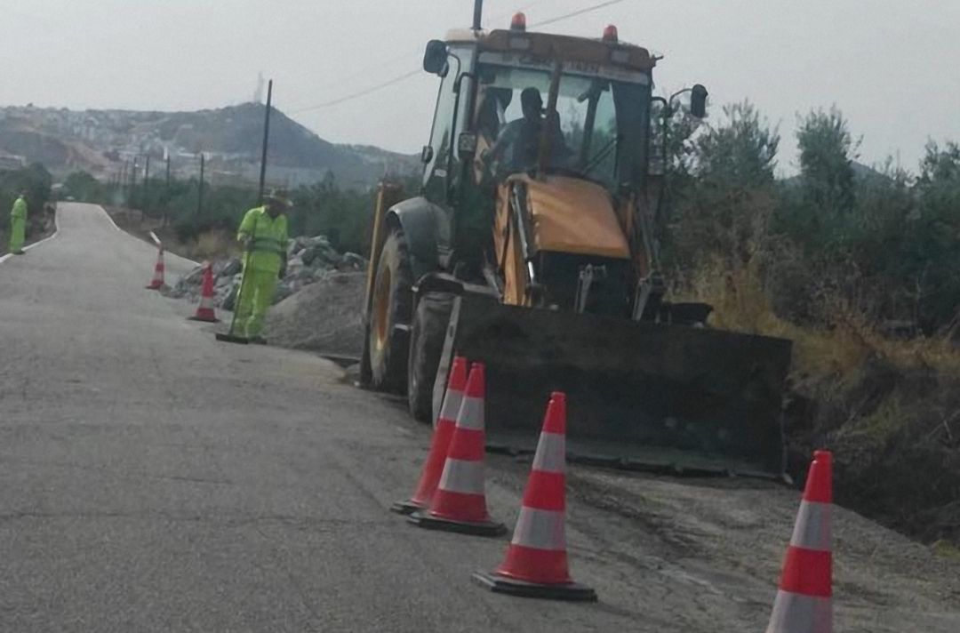 Una grúa y varios operarios arreglando los baches de la carretera de Vilches. Una grúa y varios operarios arreglando los baches de la carretera de Vilches.