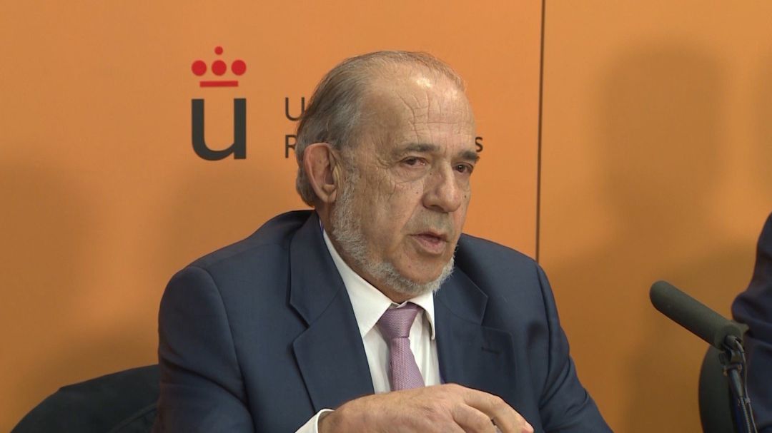 El catedrático Enrique Álvarez Conde durante una rueda de prensa El catedrático Enrique Álvarez Conde durante una rueda de prensa