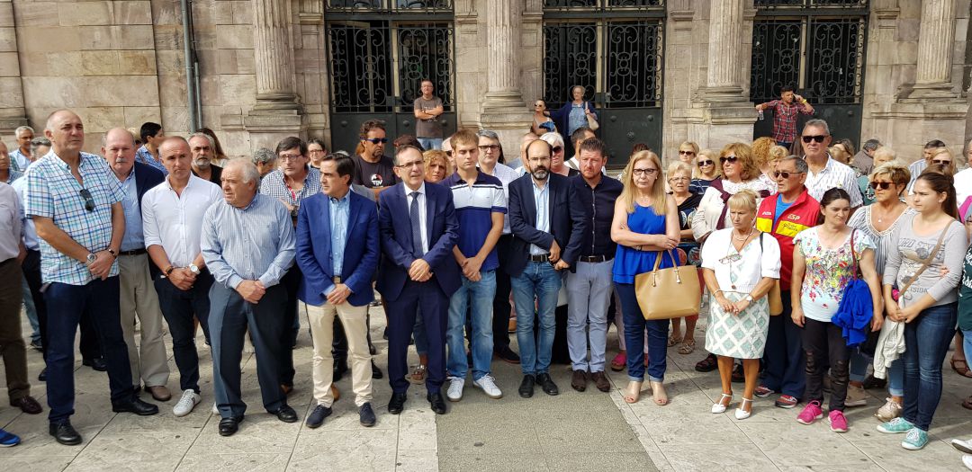 El hermano de Celia Barquín, arropado por vecinos y miembros de la corporación municipal de Torrelavega. El hermano de Celia Barquín, arropado por vecinos y miembros de la corporación municipal de Torrelavega.