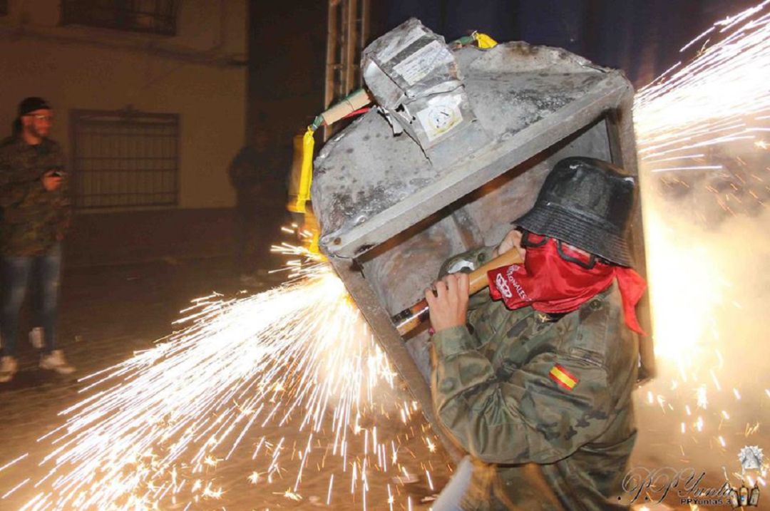 Herido un menor en los toros de fuego de Fuente de Pedro Naharro Herido un menor en los toros de fuego de Fuente de Pedro Naharro