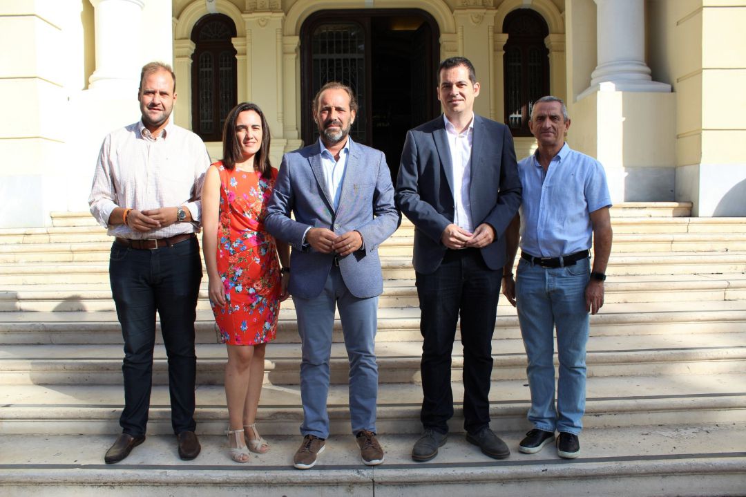 El portavoz de Ciudadanos, Juan Cassá, en el centro de la imagen, acompañado de su equipo en la Casona del Parque El portavoz de Ciudadanos, Juan Cassá, en el centro de la imagen, acompañado de su equipo en la Casona del Parque