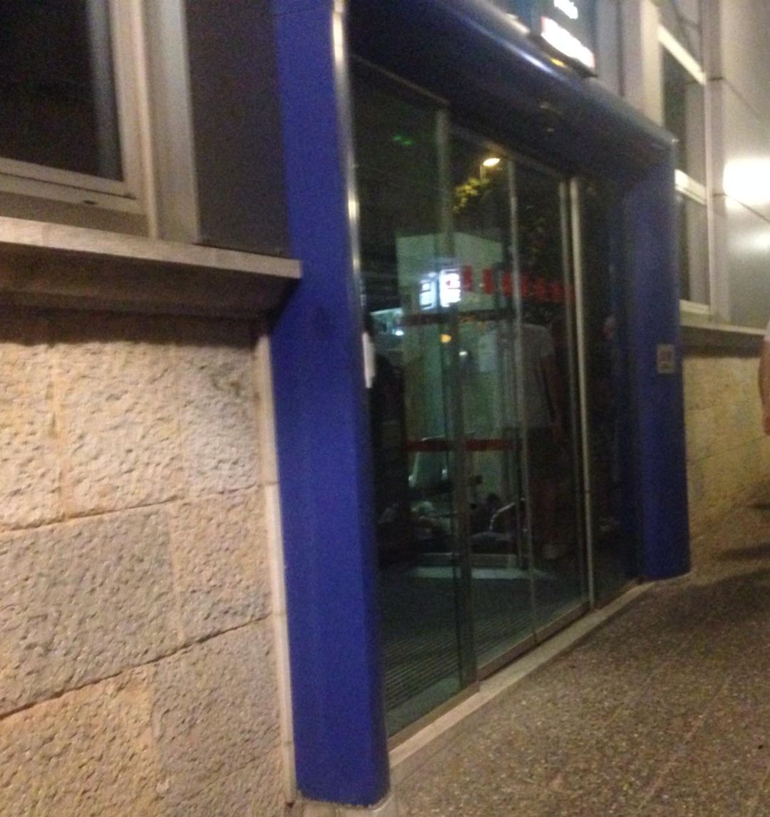Diversos menors dormint a la comissaria dels Mossos de Girona, a Vista Alegre, la passada nit Diversos menors dormint a la comissaria dels Mossos de Girona, a Vista Alegre, la passada nit