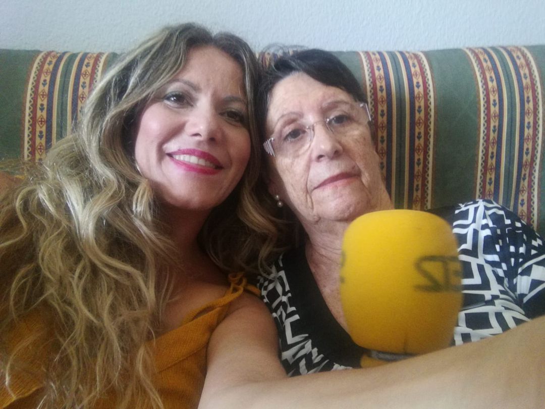 Lola, enferma de alzheimer durante la emisión del pograma de la SER desde su casa Lola, enferma de alzheimer durante la emisión del pograma de la SER desde su casa