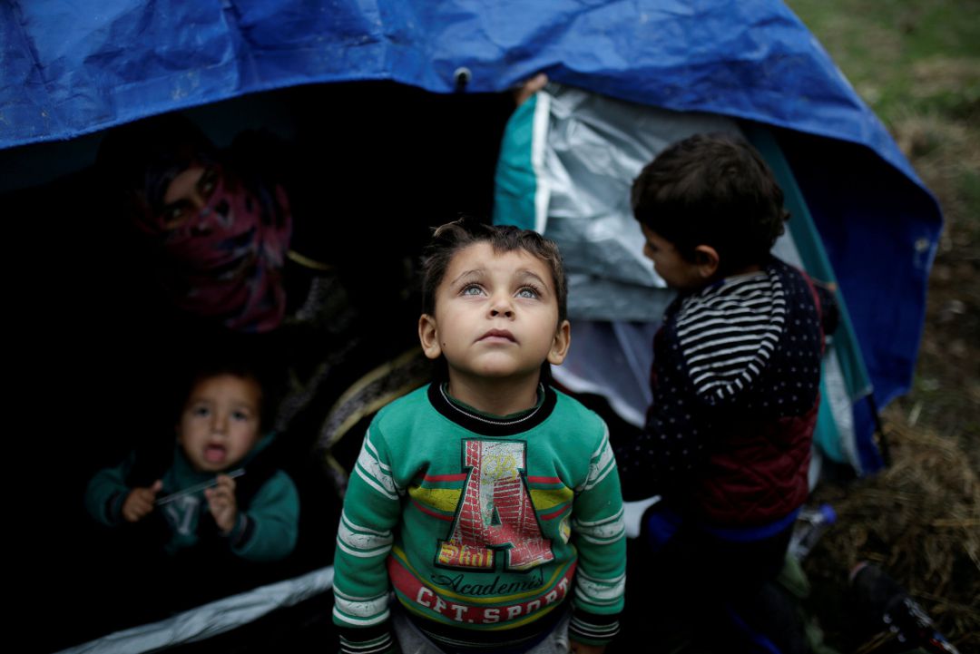 Un niño sirio frente a la tienda de campaña de su familia en el campo de Lesbos. Un niño sirio frente a la tienda de campaña de su familia en el campo de Lesbos.