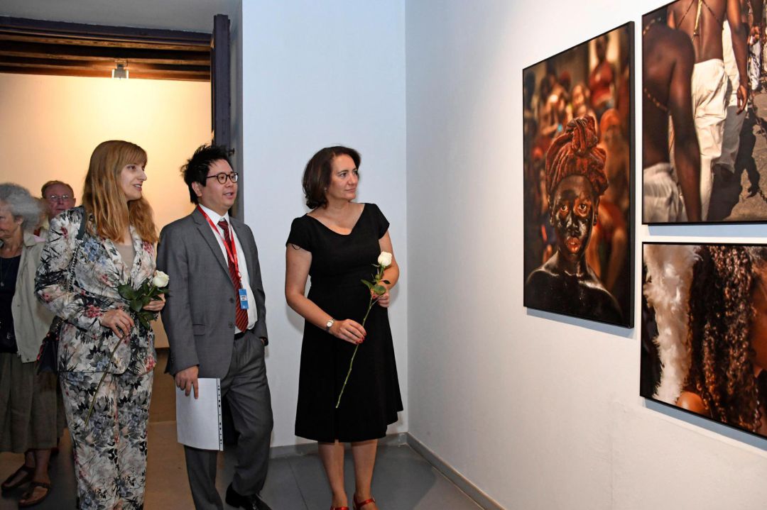 La consejera de Cultura y Turismo de Castilla y León, María Josefa García Cirac (d), junto con la directora de políticas culturales de la junta de Castilla y León, Mar Sancho (i), y el agregado cultural de la Embajada de Brasil, Marcelo Koiti Hasunuma (c),durante la inauguración de la XIII edición del Hay Festival Segovia La consejera de Cultura y Turismo de Castilla y León, María Josefa García Cirac (d), junto con la directora de políticas culturales de la junta de Castilla y León, Mar Sancho (i), y el agregado cultural de la Embajada de Brasil, Marcelo Koiti Hasunuma (c),durante la inauguración de la XIII edición del Hay Festival Segovia