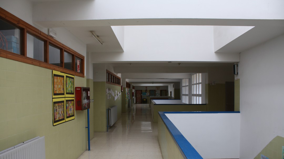 Clases de Bachillerato en pasillos y escaleras por falta de espacio