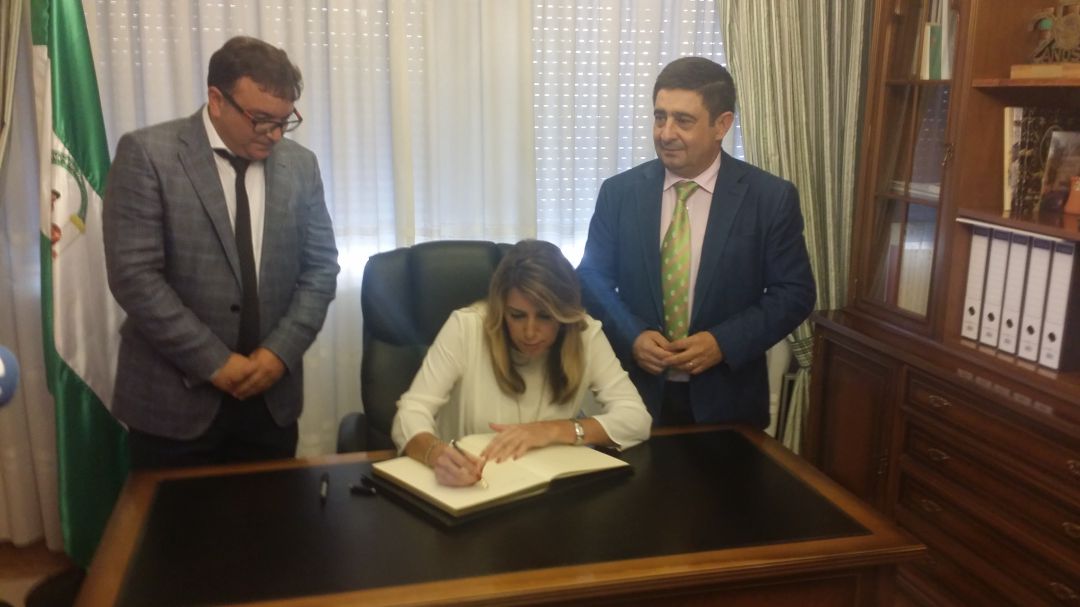 Susana Díaz firma en el Libro de Honor del Ayuntamiento de Castillo de Locubín Susana Díaz firma en el Libro de Honor del Ayuntamiento de Castillo de Locubín