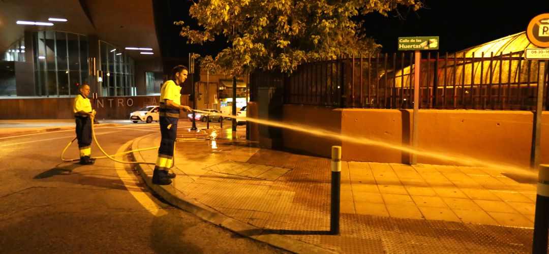 Operarios municipales limpian la vía pública Operarios municipales limpian la vía pública