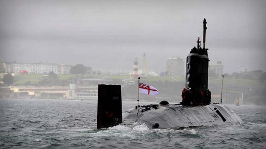 Una embarcación de la Royal Navy lanza bengalas contra una patrullera de la Guardia Civil