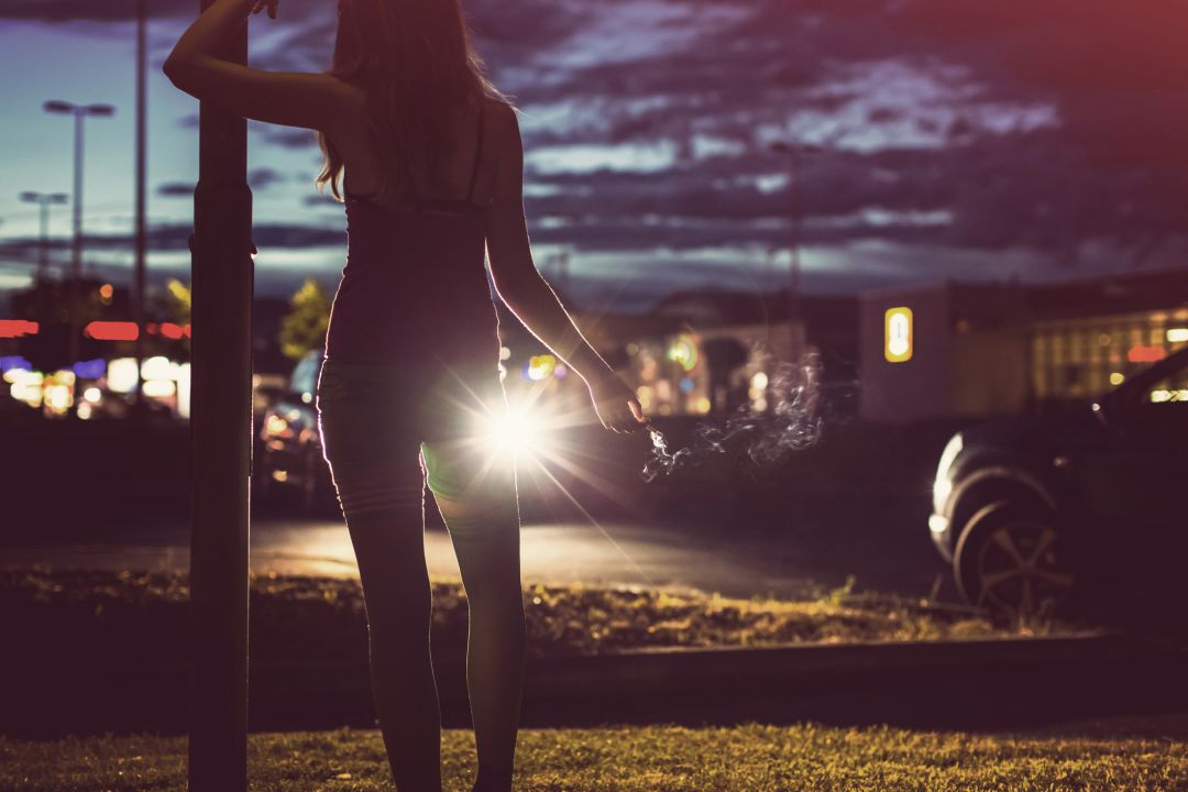 Una prostituta espera en la calle. Una prostituta espera en la calle.