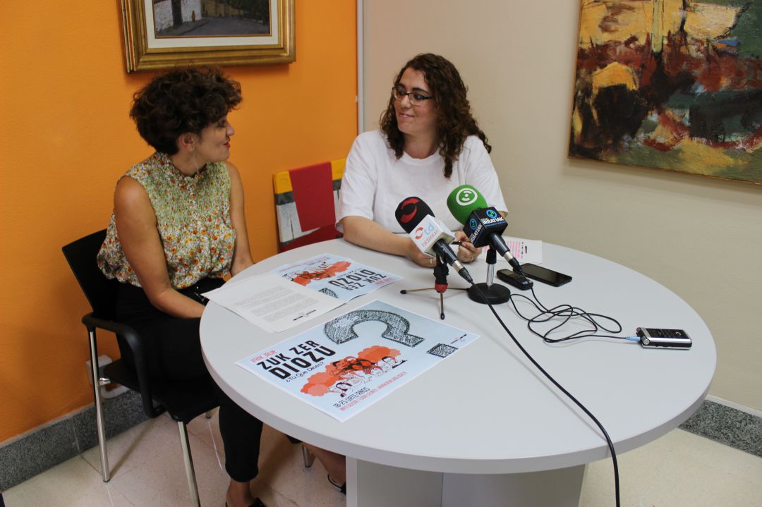 Eunate Encinas, técnico de juventud y Mónica Martínez, delegada. 