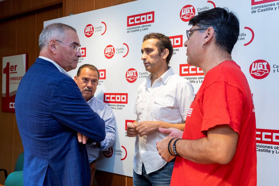Los dirigentes de los sindicatos UGT Miguel Ángel Gútierrez Fierro (2i) y Evelio Angulo Alvarez (1i), y CCOO Vicente Andrés (2d) y Gonzalo diez Piñeles (1d), comparecen en una rueda de prensa para analizar la situación de Vestas Los dirigentes de los sindicatos UGT Miguel Ángel Gútierrez Fierro (2i) y Evelio Angulo Alvarez (1i), y CCOO Vicente Andrés (2d) y Gonzalo diez Piñeles (1d), comparecen en una rueda de prensa para analizar la situación de Vestas