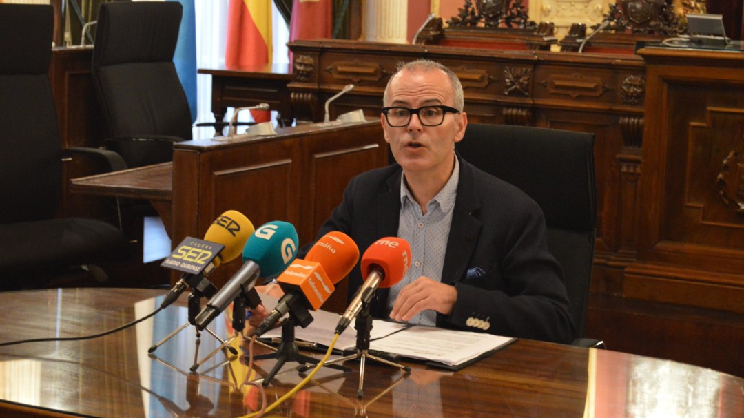 La oposición exige el cese inmediato del jefe de personal