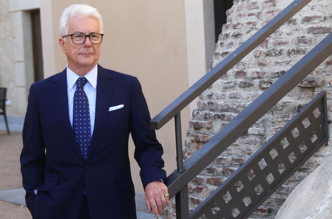 El escritor Ken Follett posa para los medios esta mañana en Segovia El escritor Ken Follett posa para los medios esta mañana en Segovia