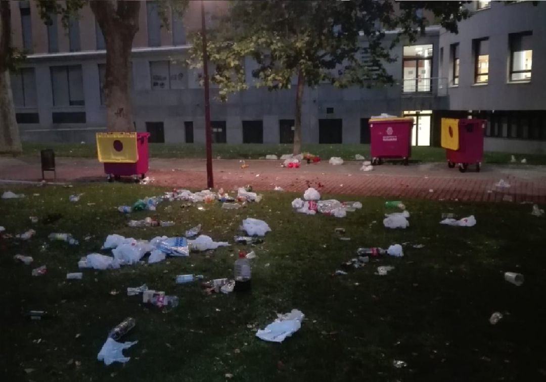 La Policía Municipal difunde la suciedad de la fiesta universitaria, pero olvida la ausencia de incidentes
