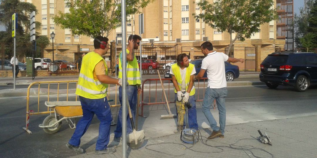 Plan de Empleo Joven y del Programa de Ayudas a la Contratación de la Junta de Andalucía realizan labores de mejora de infraestructuras y de limpieza. Plan de Empleo Joven y del Programa de Ayudas a la Contratación de la Junta de Andalucía realizan labores de mejora de infraestructuras y de limpieza.