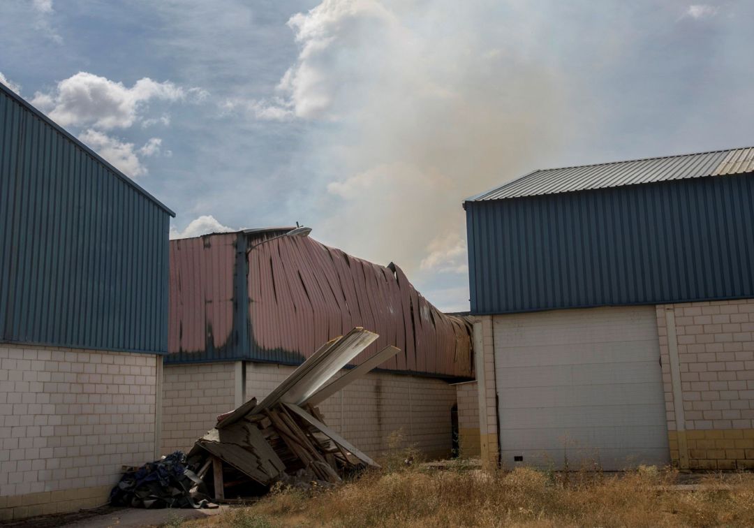 Encontrados dos cadáveres bajo los escombros de la nave incendiada en Manzanares