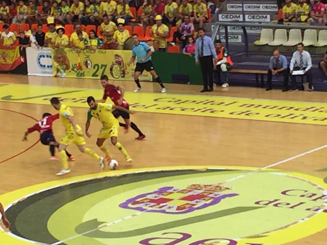 Un momento del partido. Un momento del partido.