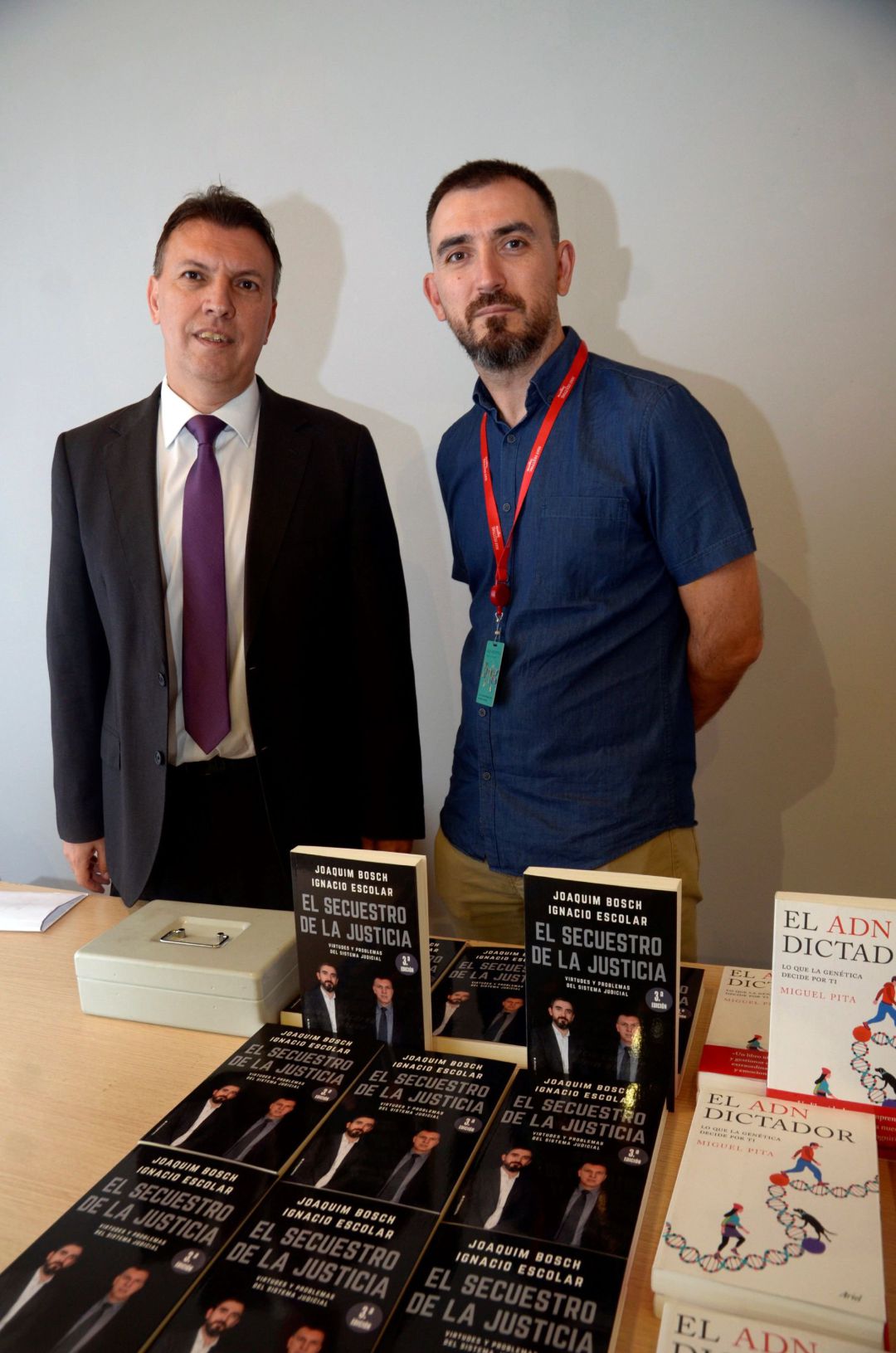 El ex portavoz de Juezas y Jueces por la Democracia, Joaquim Bosch (i), junto al periodista Ignacio Escolar, con el que ha escrito el libro 'El secuestro de la Justicia', presentado hoy en el Hay Festival de Segovia El ex portavoz de Juezas y Jueces por la Democracia, Joaquim Bosch (i), junto al periodista Ignacio Escolar, con el que ha escrito el libro 'El secuestro de la Justicia', presentado hoy en el Hay Festival de Segovia