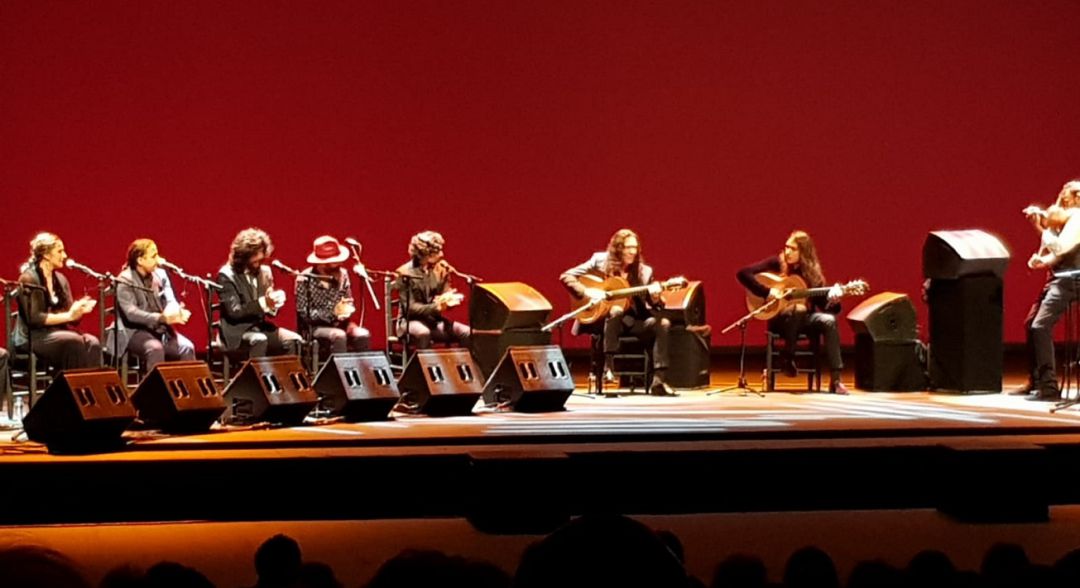 Tomatito, rodeado de un gran elenco de artistas durante su actuación de este sábado en el Maestranza Tomatito, rodeado de un gran elenco de artistas durante su actuación de este sábado en el Maestranza