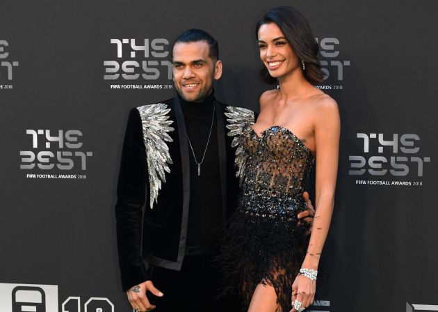Dani Alves, lateral del PSG, con su mujer, la modelo tinerfeña Joana Sanz Dani Alves, lateral del PSG, con su mujer, la modelo tinerfeña Joana Sanz