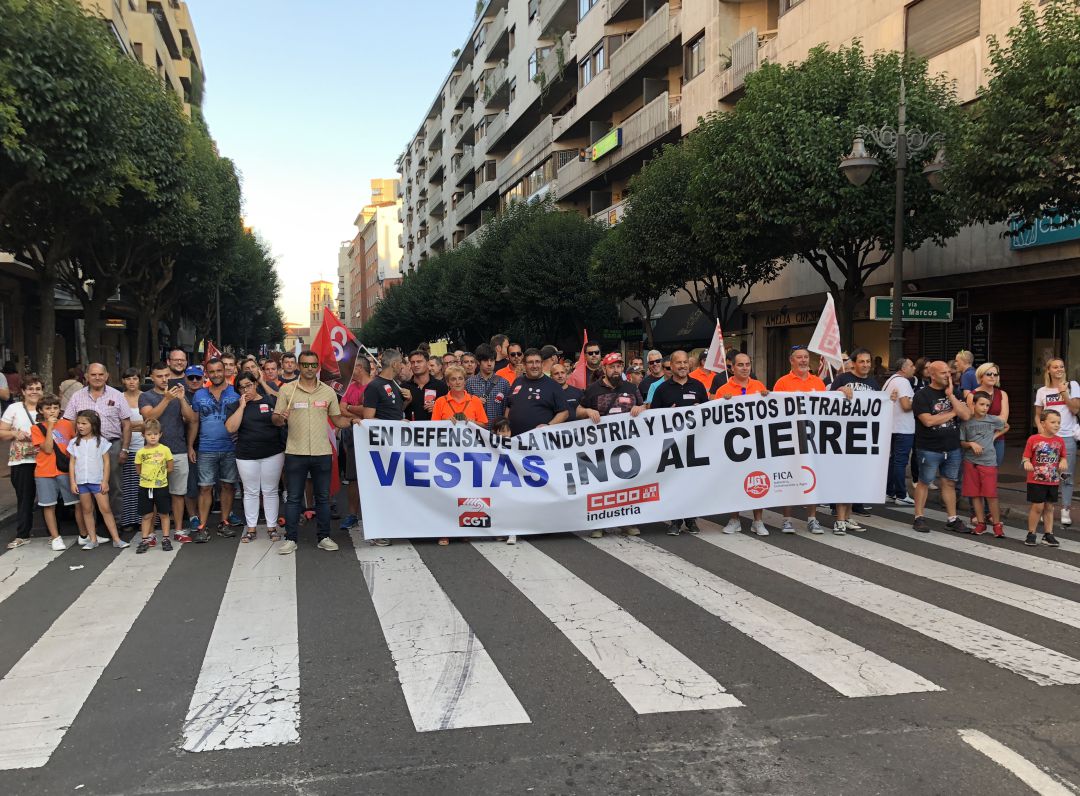 Los sindicatos alertarán en Bruselas ante el 'peligroso precedente' que puede sentar el cierre de Vestas Los sindicatos alertarán en Bruselas ante el 'peligroso precedente' que puede sentar el cierre de Vestas