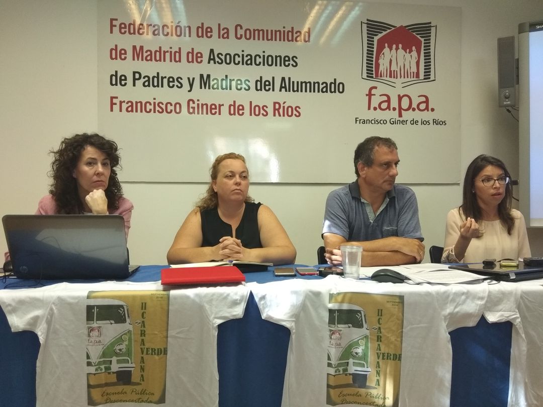 Amparo Núñez, responsable del informe, Mª Carmen Morillas, Camilo Jené y Gemma Bru, tesorera, presidente y abogada de la FAPA Giner de los Ríos. Amparo Núñez, responsable del informe, Mª Carmen Morillas, Camilo Jené y Gemma Bru, tesorera, presidente y abogada de la FAPA Giner de los Ríos.
