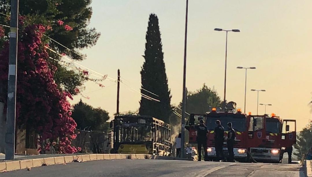 Arde un autobús que hacía el trayecto entre Murcia y Molina y queda calcinado Arde un autobús que hacía el trayecto entre Murcia y Molina y queda calcinado
