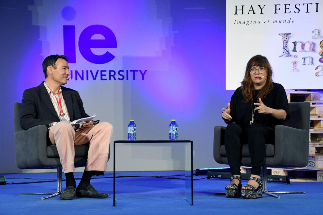 La Directora de cine y ganadora de varios premios Goya. Isabel Coixet. junto con el periodista y corresponsal en España del New York Times Raphael Minder, momentos previos al inicio de su intervención en el festival de literatura Hay Festival en Segovia. La Directora de cine y ganadora de varios premios Goya. Isabel Coixet. junto con el periodista y corresponsal en España del New York Times Raphael Minder, momentos previos al inicio de su intervención en el festival de literatura Hay Festival en Segovia.