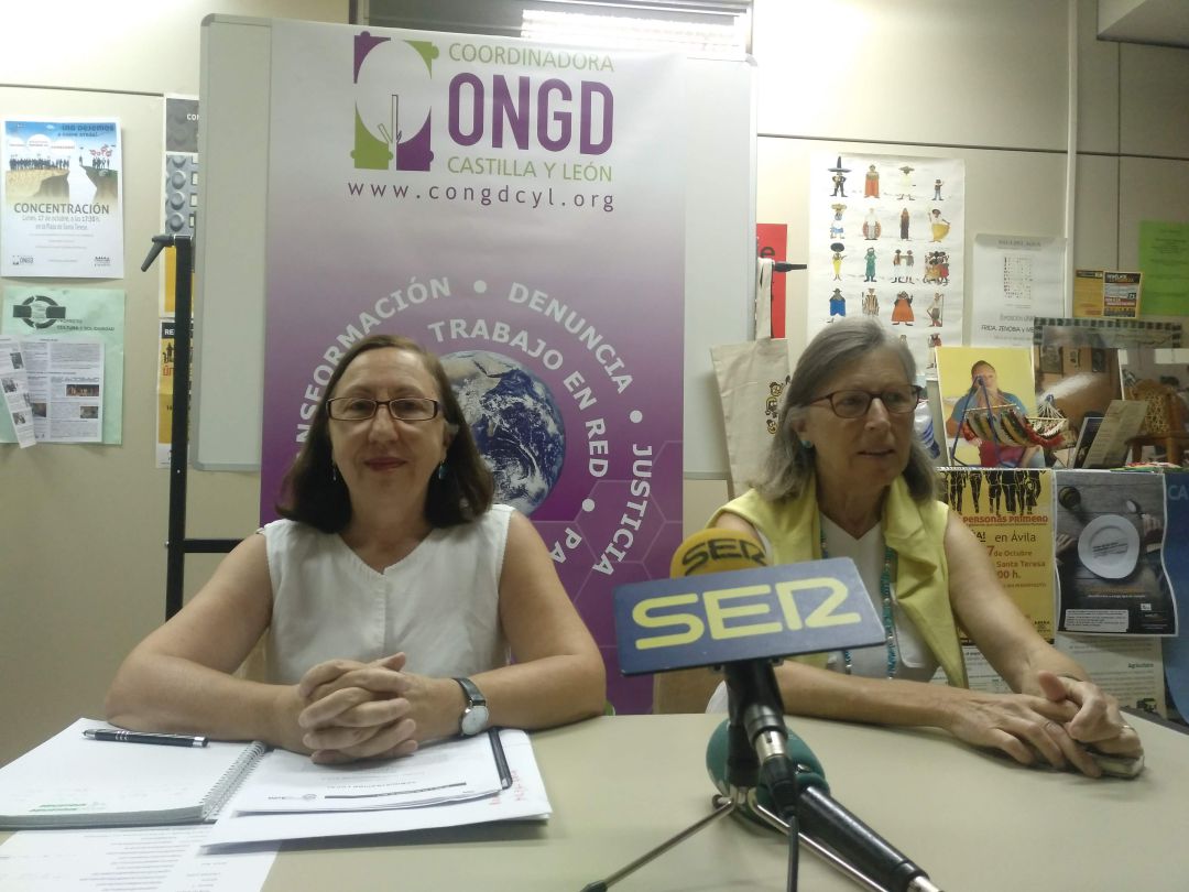 Aurora Ramos (izquierda), representante de la Coordinadora de ONGD en Ávila Aurora Ramos (izquierda), representante de la Coordinadora de ONGD en Ávila