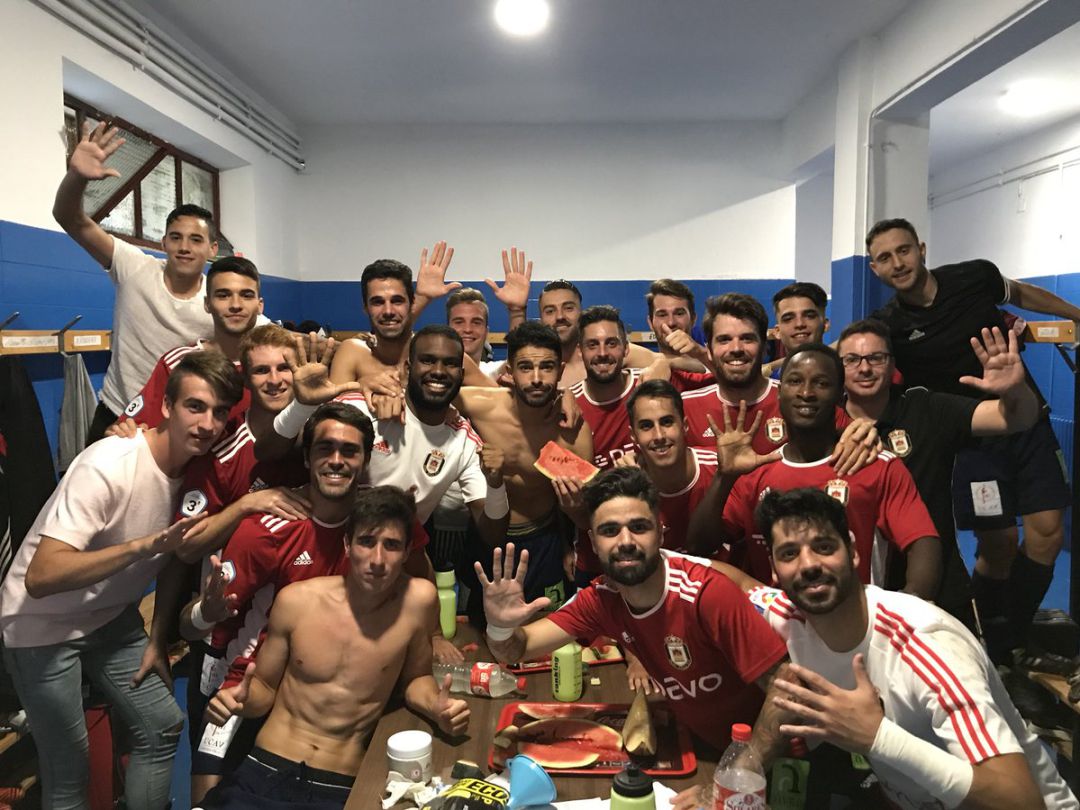 Los jugadores celebran la quinta victoria consecutiva en el vestuario Los jugadores celebran la quinta victoria consecutiva en el vestuario