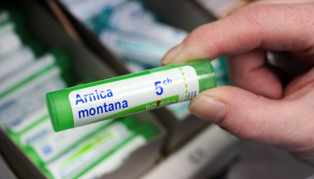 Un bote de arnica de homeopatía. Un bote de arnica de homeopatía.