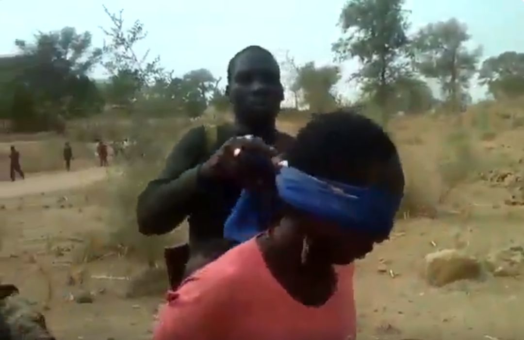 Soldados del ejército de Camerún asesinaron a dos mujeres y dos niños. Soldados del ejército de Camerún asesinaron a dos mujeres y dos niños.