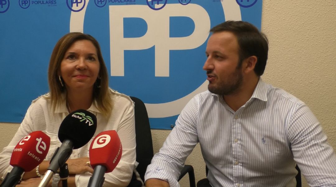 Mercedes Alonso junto a Pablo Ruz, presidente del PP de Elche Mercedes Alonso junto a Pablo Ruz, presidente del PP de Elche