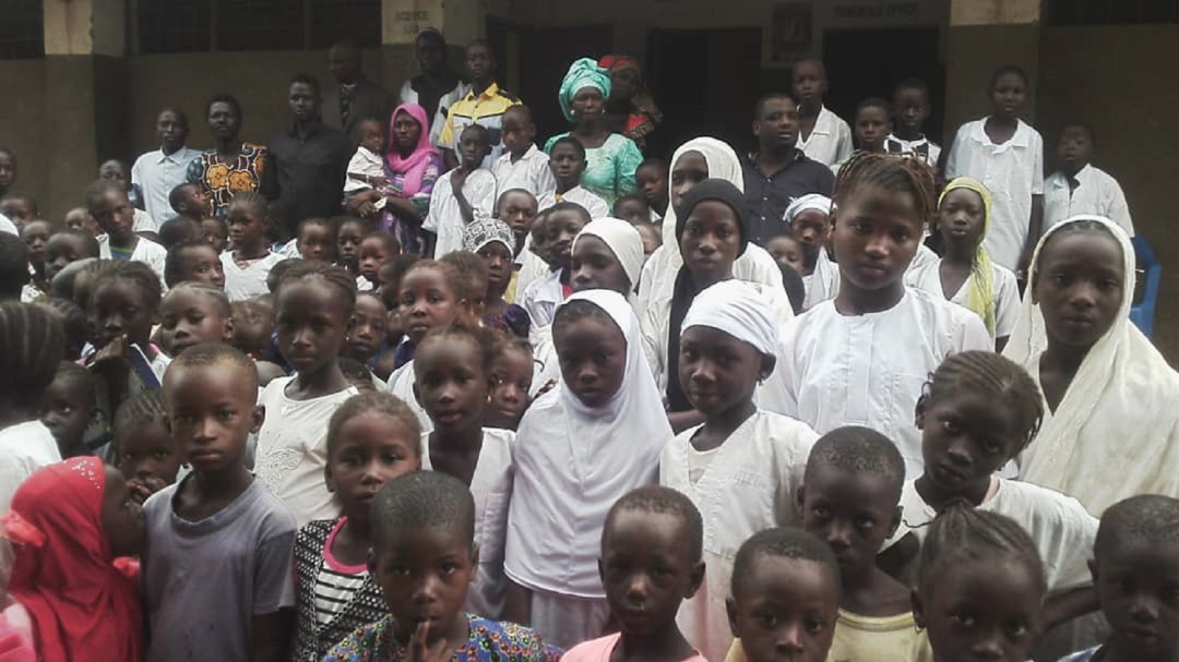 El curso arranca en Gambia con material escolar ibicenco