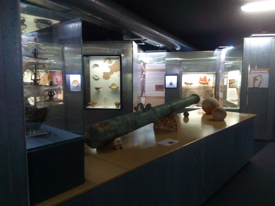 Piezas expuestas en la sala de arqueología subacuática del Museo del Mar de Galicia. Piezas expuestas en la sala de arqueología subacuática del Museo del Mar de Galicia.