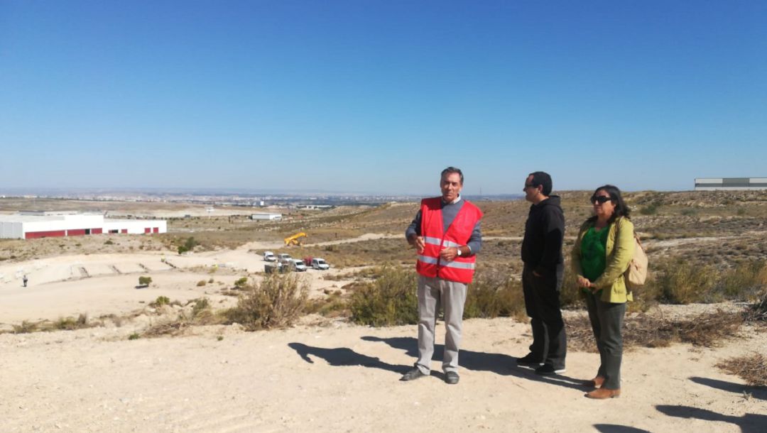 El arquitecto del proyecto, junto a Alberto Cubero y a la jefa de la Unidad de Protección Animal en las obras del complejo El arquitecto del proyecto, junto a Alberto Cubero y a la jefa de la Unidad de Protección Animal en las obras del complejo