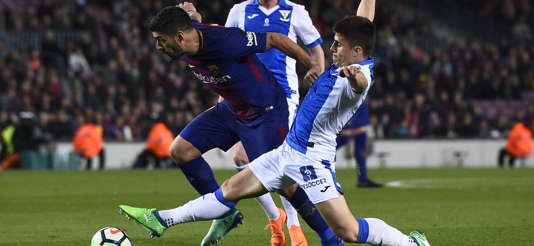 Bustinza intenta arrebatar el balón al barcelonista Luis Suarez durante el partido de la pasada campaña en el Camp Nou. Bustinza intenta arrebatar el balón al barcelonista Luis Suarez durante el partido de la pasada campaña en el Camp Nou.
