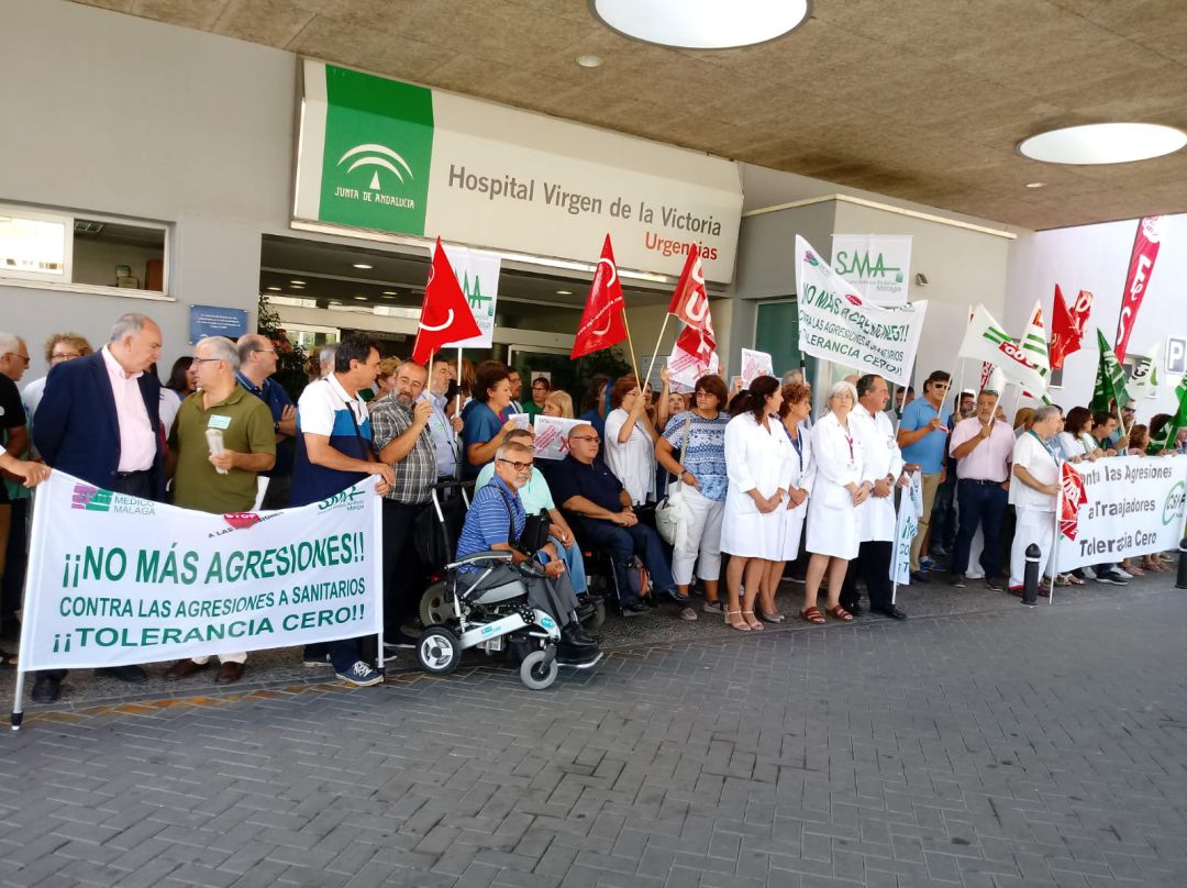 El personal sanitario concentrado en el Hospital Clínico para denunciar las agresiones El personal sanitario concentrado en el Hospital Clínico para denunciar las agresiones