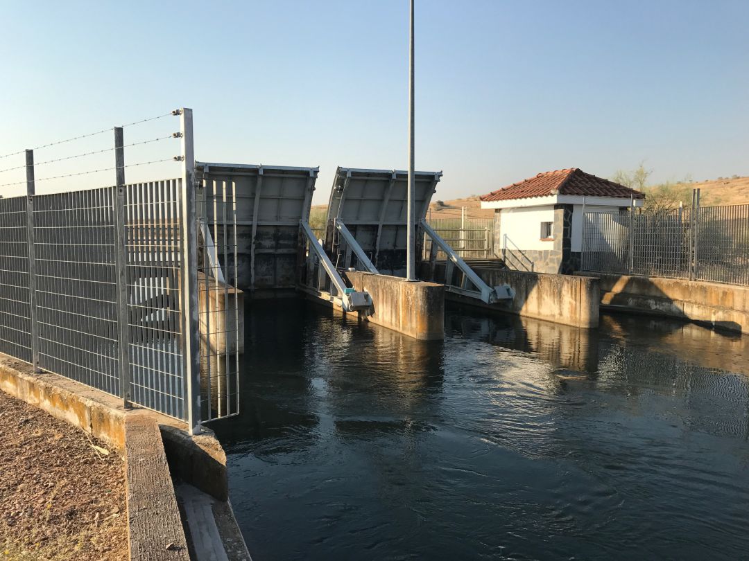 Una de las compuertas de los canales del sistema de riego en Extremadura Una de las compuertas de los canales del sistema de riego en Extremadura