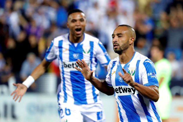 El centrocampista marroquí del Leganés Nabil El Zhar (d) celebra el primer gol de su equipo ante el FC Barcelona, durante el partido de la sexta jornada de Liga que disputan hoy en el estadio de Butarque. El centrocampista marroquí del Leganés Nabil El Zhar (d) celebra el primer gol de su equipo ante el FC Barcelona, durante el partido de la sexta jornada de Liga que disputan hoy en el estadio de Butarque.