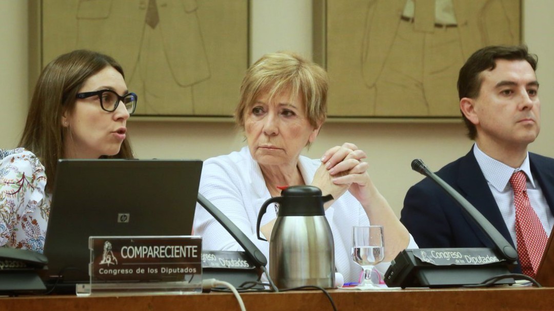 Villalobos, pillada mientras miraba ropa online en el Congreso