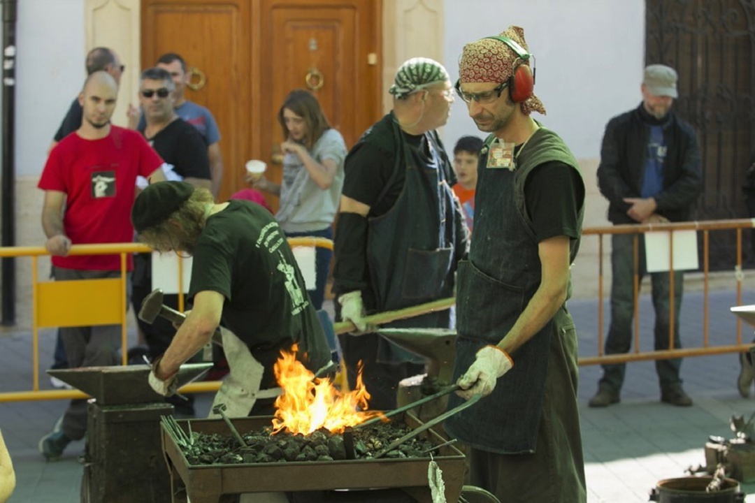 Artesanos trabajando una escultura en el I Encuentro de Forjadores en el año 2016 Artesanos trabajando una escultura en el I Encuentro de Forjadores en el año 2016