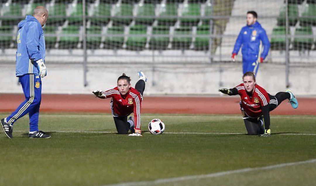 Fútbol femenino: Sara Serrat: "Mi ilusión es jugar un Mundial" Fútbol femenino: Sara Serrat: "Mi ilusión es jugar un Mundial"